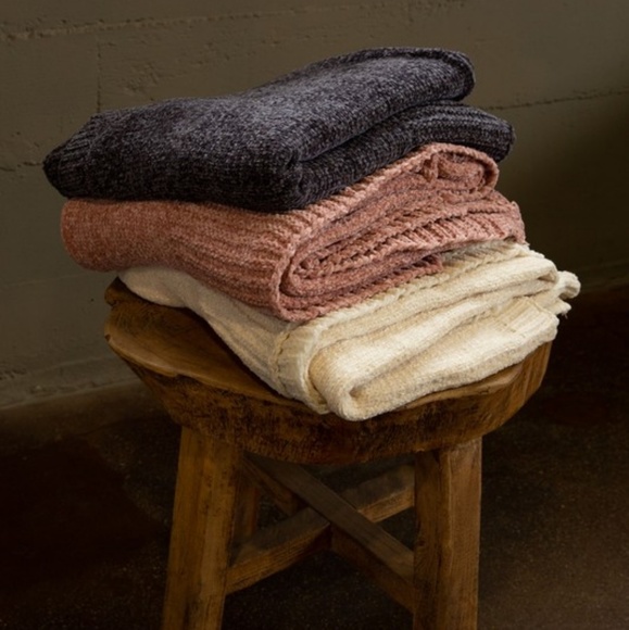 ROSE LEFT! 🎉HP Amazing chenille throw blankets - Picture 3 of 6